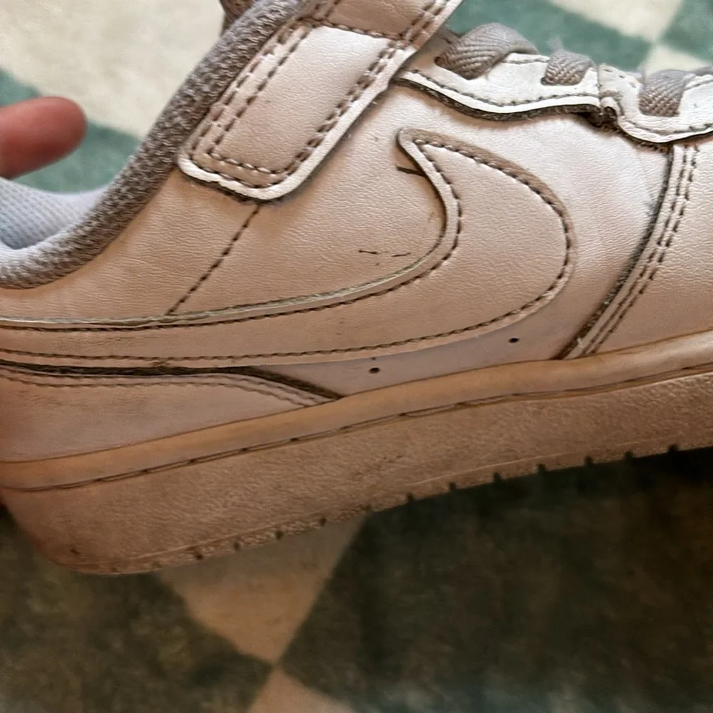 White youth Nike shoes. - Picture 11 of 11